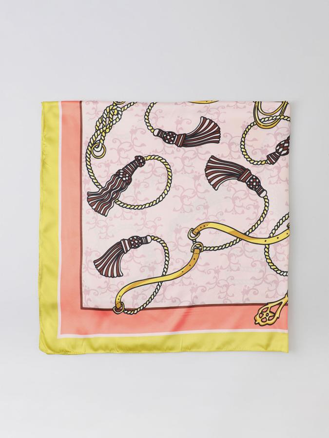 En rosa y amarillo, este pañuelo estampado satinado de Lefties ideal para lucir al cuello o usar como coletero tiene un precio de 5,99 euros.