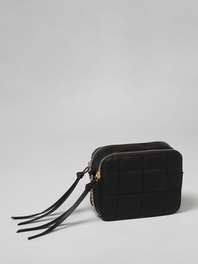 Disponible en negro o granate, este bolso cuadrado acolchado de efecto piel con asa larga para el hombro tiene dos compartimentos con cremallera metálica. Tiene un precio de 9,99 euros.