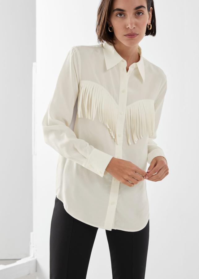 Camisa de popelín de manga larga con flecos en el pecho, de & Other Stories (79 €).