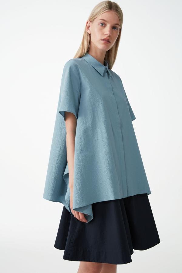 Camisa de gasa de manga corta con corte evasé, de COS (34,50 €).