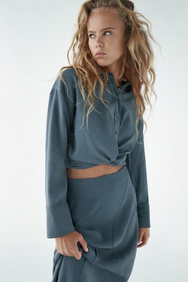 Blusa de manga larga atada a la cintura con un nudo, de Zara (22,95 €).