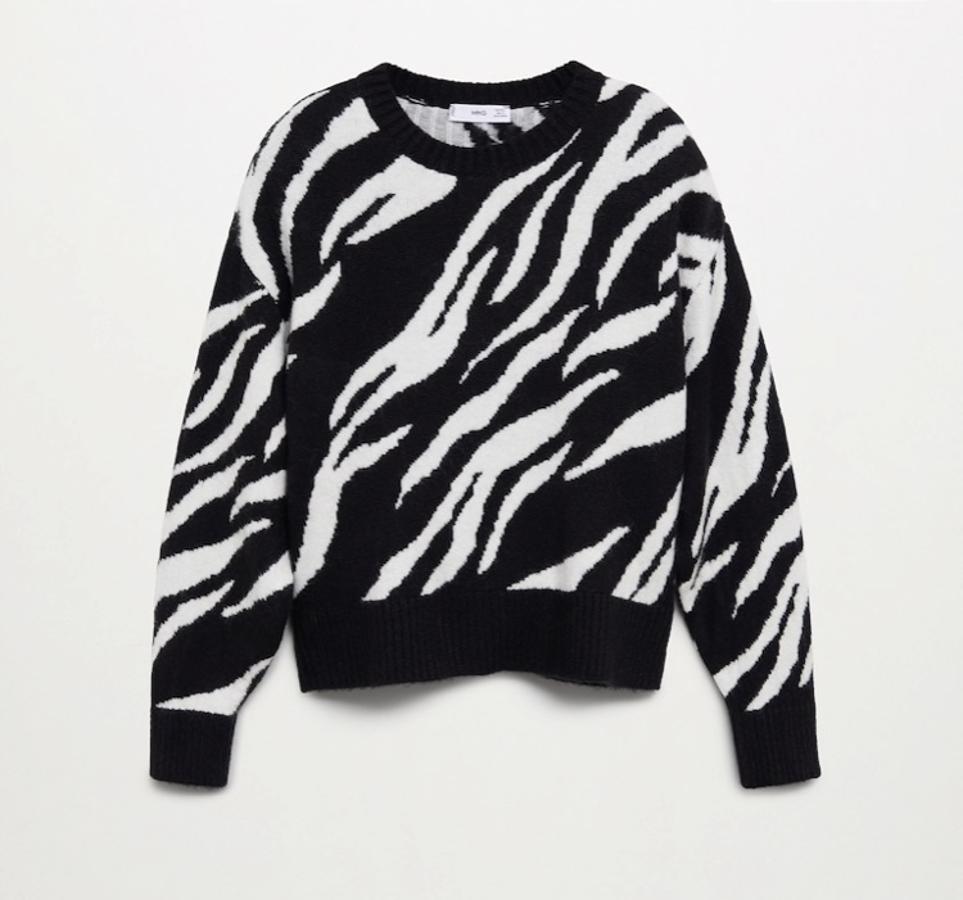 Este invierno vamos a cambiar el jersey de leopardo por el de cebra y lo vamos a hacer con este modelo recto en blanco y negro de Mango (29,99 euros).