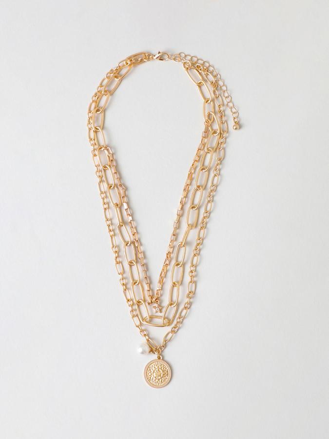 En color dorado, este pack de collares con diferentes motivos y acabados tiene un precio de 4,99 euros. Puedes combinarlos juntos o por separado.