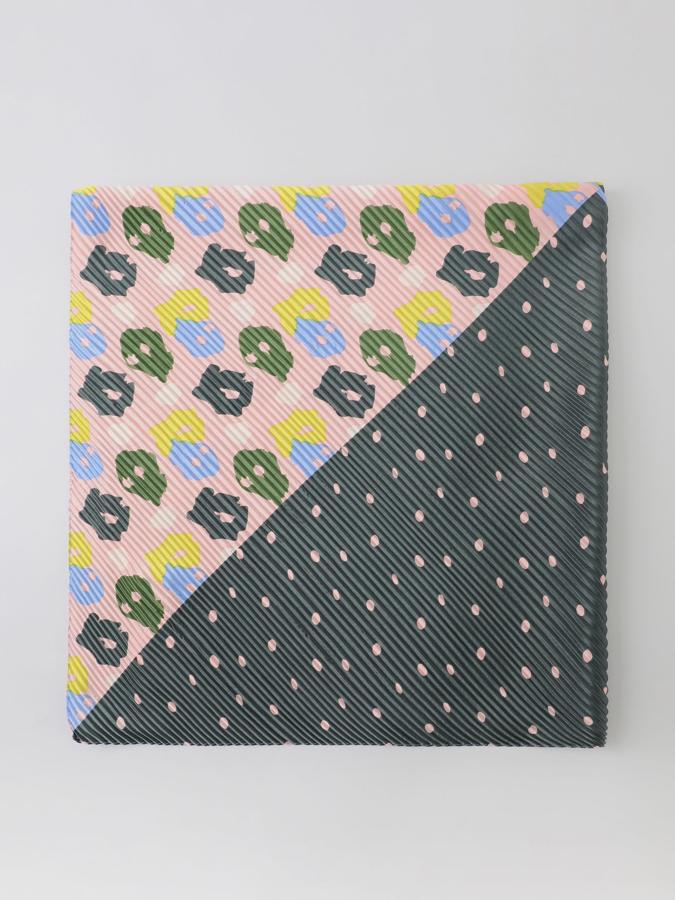 Con estampado multicolor y tejido plisado, este versátil pañuelo tiene un precio de 6,99 euros.