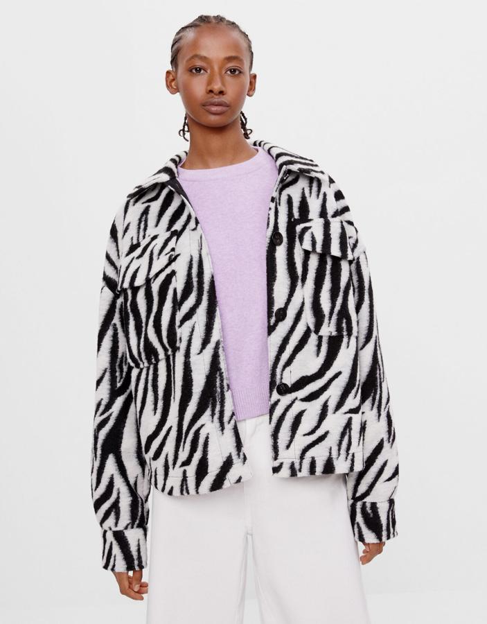 Sobrecamisa de felpa con corte oversize, de Bershka (39,99 euros).