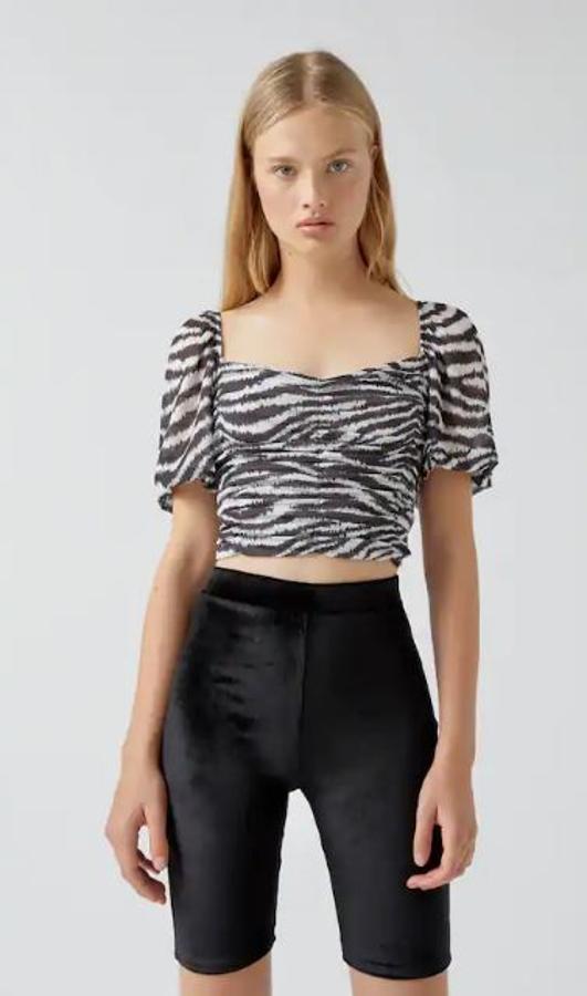 Top drapeado co mangas de farol, de Pull&Bear (17,99 euros).