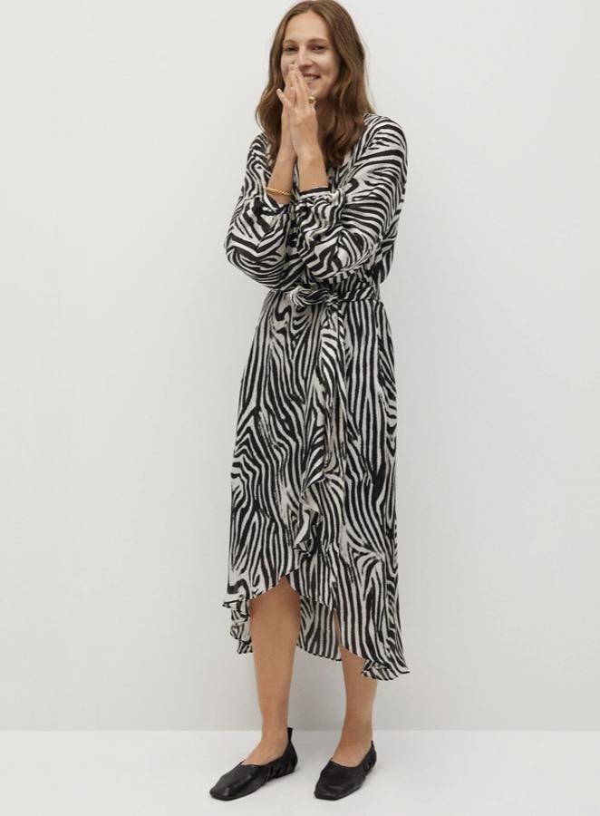 Vestido camisero de largo midi asimétrico, de la nueva colección de Mango (59,99 euros).