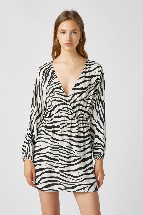 Con estampado de cebra, este vestido corto con escote de pico cruzado tiene un precio de 25,99 euros.