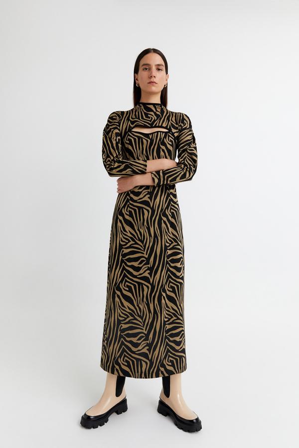 Vestido de punto largo con estampado de cebra y otra de las tendecias de la temporada, el  escote cut out , de Sfera (29,99 euros).