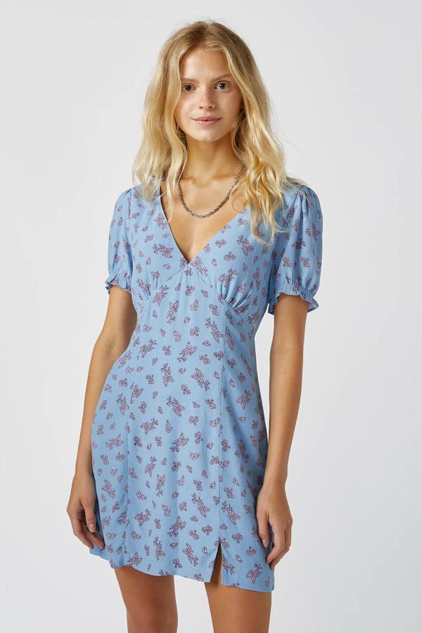 En color azul con estampado de pequeñas flores, este vestido corto con abertura lateral en el bajo cuenta con escote de pico y forro interior. Tiene un precio de 22,99 euros.