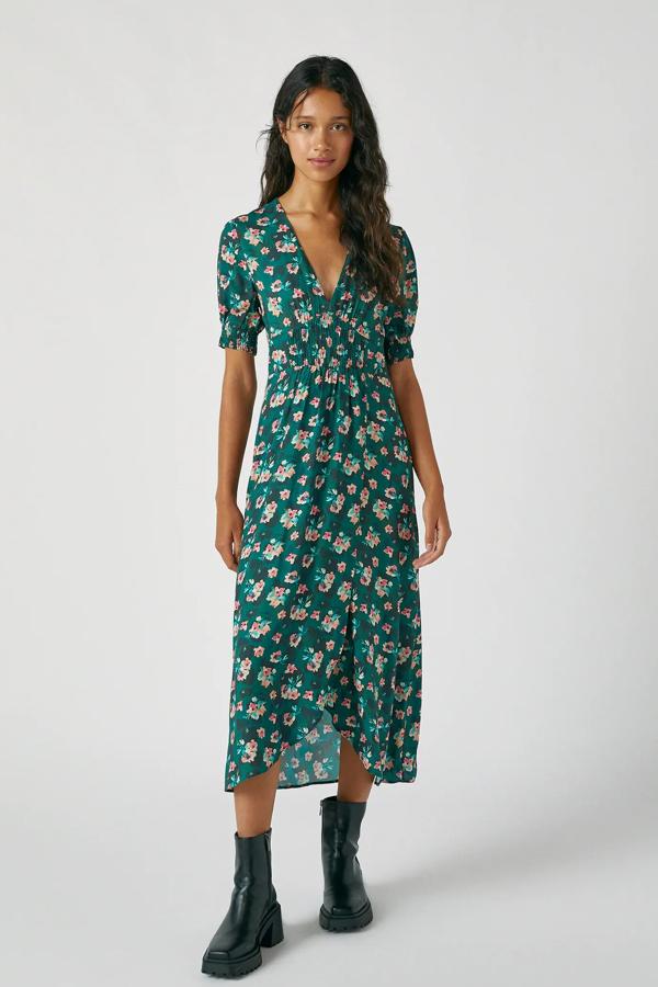 Disponible en varios colores, este vestido midi en verde con estampado de flores cuenta con goma en la cintura y escote en forma de pico. Tiene un precio de 29,99 euros.