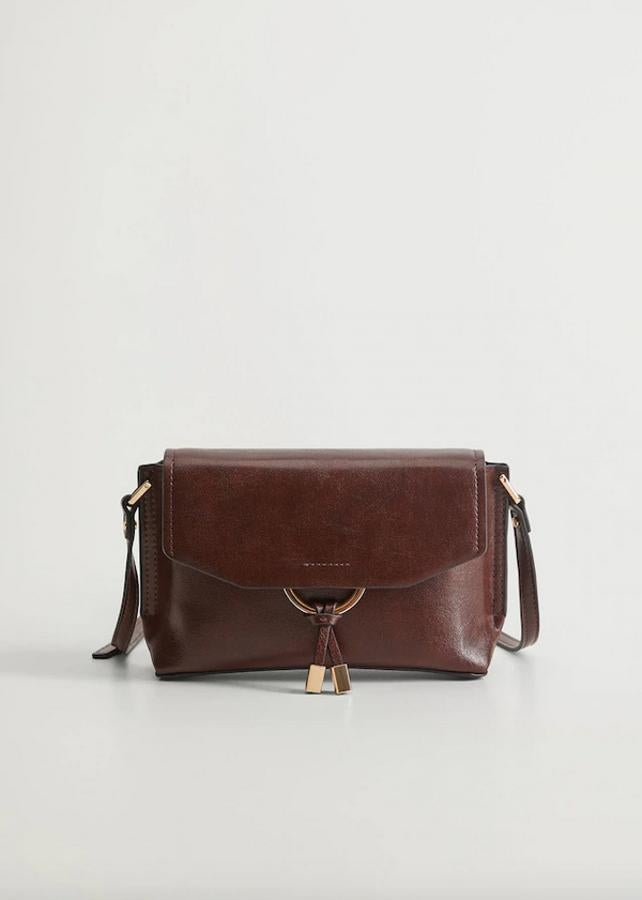 En color chocolate, este bolso cruzado de Mango en efecto piel abatanada viene con solapa frontal, asa larga ajustable y cierre metálico de imán. Cuesta 15,99 euros.