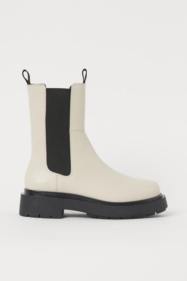 Botas de piel sintética con tejido elástico y suela de goma, de H&M (34,99 €).