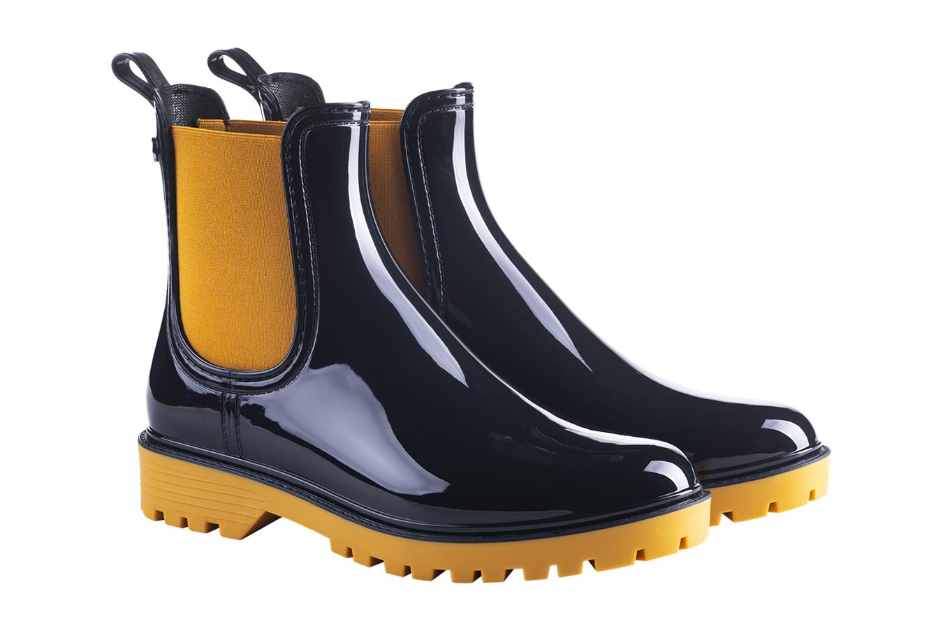 Botines tipo Chelsea de charol y tejido elástico, de Igor (49,95 €).