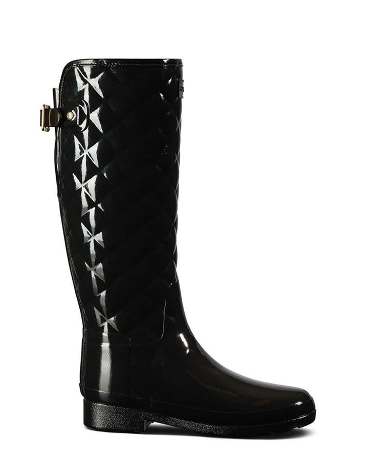 Botas de charol rígido con efecto acolchado, de Skechers (170 €).