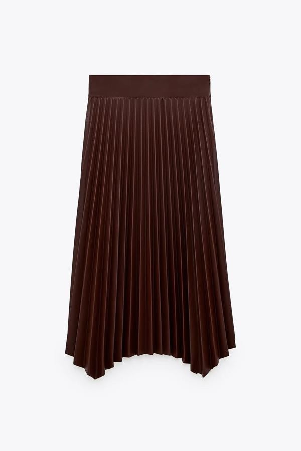 En color burdeos, esta falda midi plisada con tejido efecto piel cuenta con bajo asimétrico y cierre lateral. Es de Zara y tiene un precio de 29,95 euros.