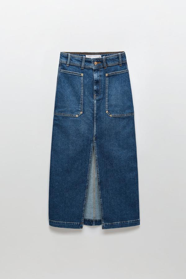 Esta falda denim de tiro alto cuenta con dos bolsillos delanteros y uno trasero y bajo con abertura. Es de Zara y tiene un precio de 29,95 euros.