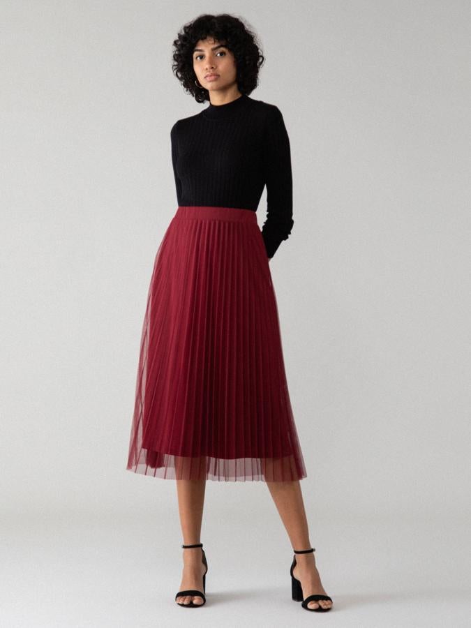 Disponible en varios colores, esta falda de tul con corte midi y cintura elástica es de Lefties y tiene un precio de 9,99 euros.