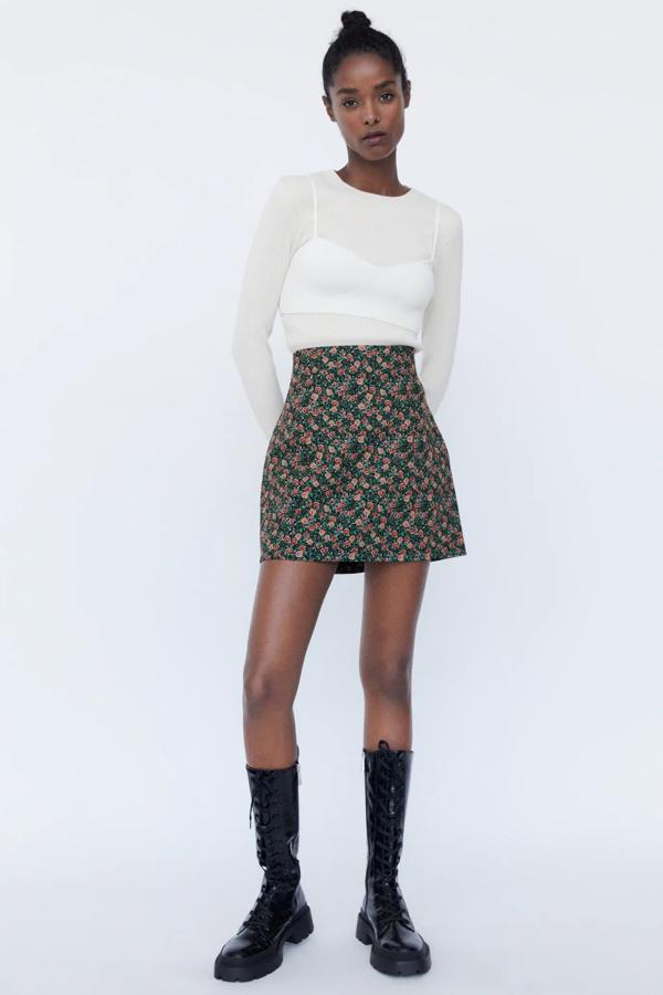 Esta falda mini de tiro alto en color negro con estampado floral cuenta es de Zara y tiene un precio de 19,95 euros.