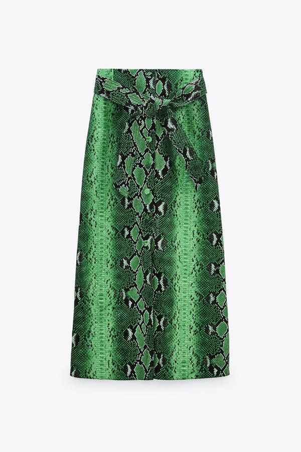 Convertida ya en una de las faldas más deseadas, este modelo de edición limitada y corte midi cuenta con cinturón a juego y cierre delantero mediante botones borrados. De efecto piel en color verde, es de Zara y tiene un precio de 29,95 euros.