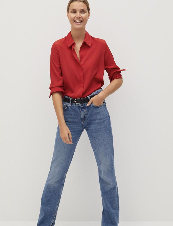 Disponible en varios colores, esta camisa fluida roja con puños abotonados y cuello clásico tiene un precio de 19,99 euros.