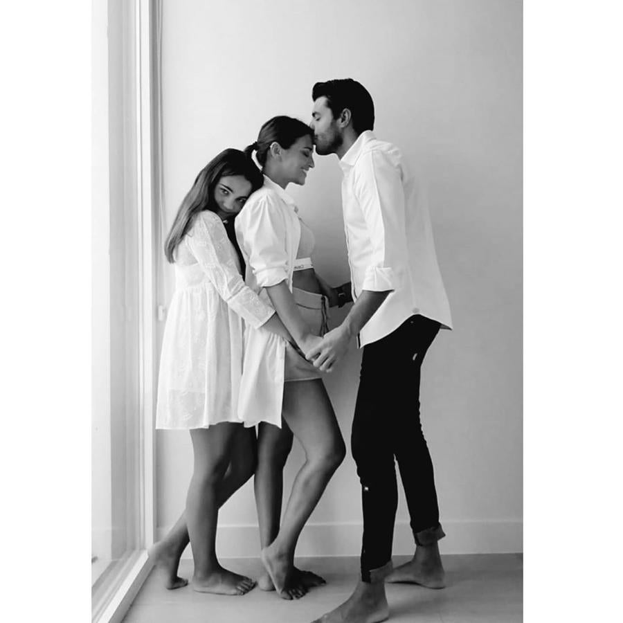Paula Echevarría y Miguel Torres esperan su primer bebé en común , y lo anunciaron en Instagram con esta bonita foto familiar en blanco y negro que nos podría dar la primera pista de cómo va a ser el estilo premamá de la actriz: sin duda, su apuesta va a ser presumir de barriguita siempre que pueda.