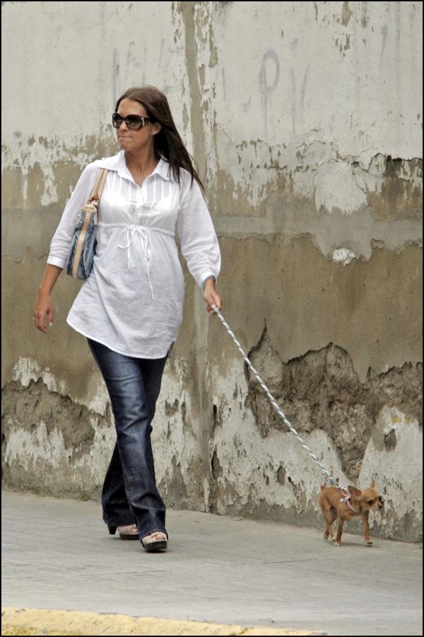 La combinación de blusón blanco y vaqueros fue una de las preferidas de Paula Echevarría durante su primer embarazo.