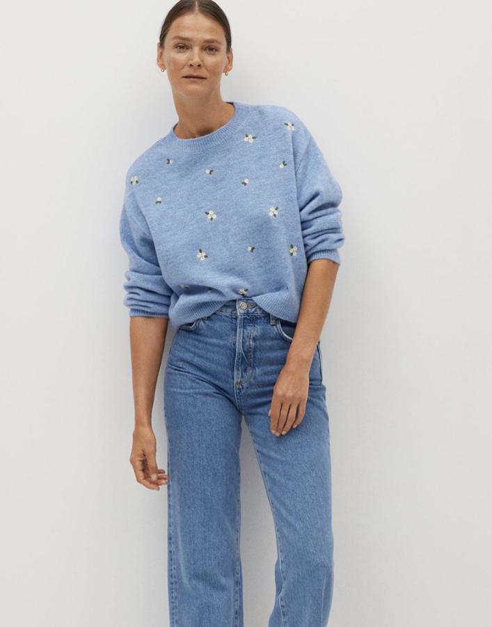 En color azul claro, este jersey de punto con bordado de flores cuenta con cuello redondo y terminaciones de canalé. Tiene un precio de 29,99 euros. También está disponible en color crudo.