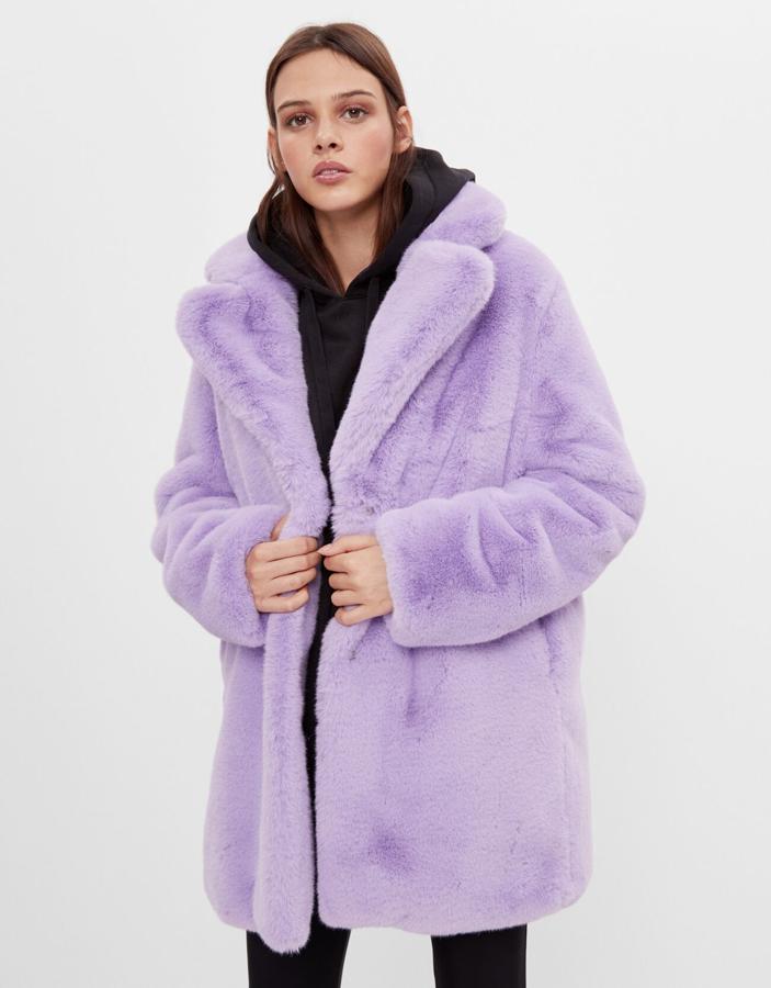 Abrigo de peluche, de Bershka (59,99 €)