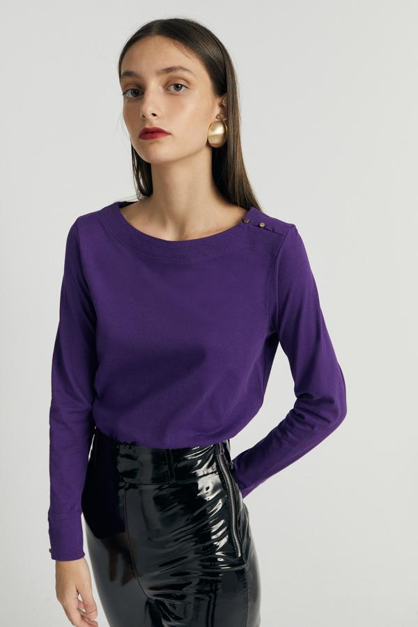 Camiseta de manga larga con botones en el hombro, de Sfera (7,99 €).