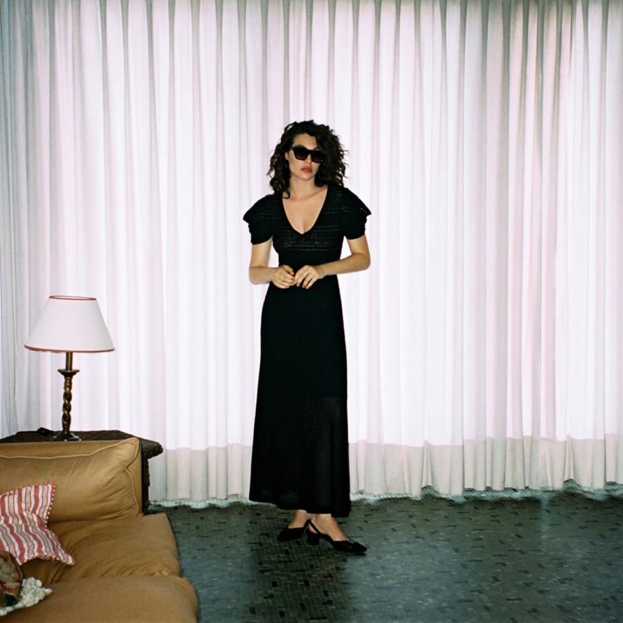 Un básico que no puede faltar en nuestro armario es este vestido largo de punto calado de Uterqüe (129 euros).