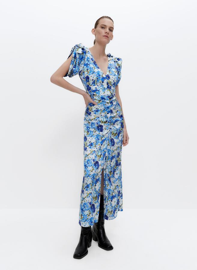 Los estampados de flores y los colores vivos también son para el otoño, como demuestra este vestido mid con abertura delantera y cuerpo drapeado.