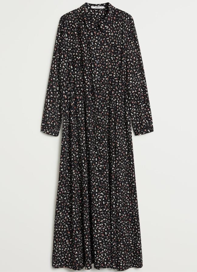 Los vestidos camiseros prometen arrasar esta temporada, como este en color negro con pequeñas flores y cintura elástica. Con lazo a la cintura, tiene un precio de 29,99 euros.