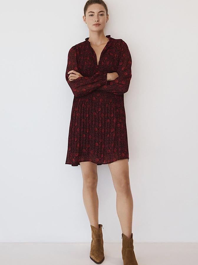 En color rojo y de tejido plisado, este vestido acampanado con cierre fruncido y cierre de lazo en el cuello cuenta con manga larga abullonada. Tiene un precio de 39,99 euros.