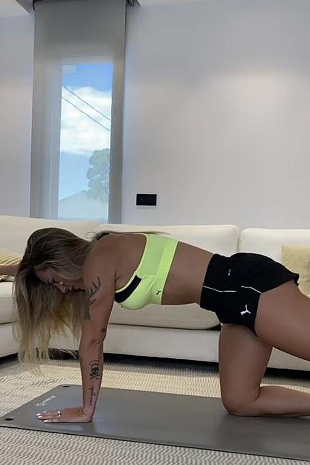 En el último ejercicio, hay que estirar una pierna y el brazo contrario mientras se mantiene activada la zona.