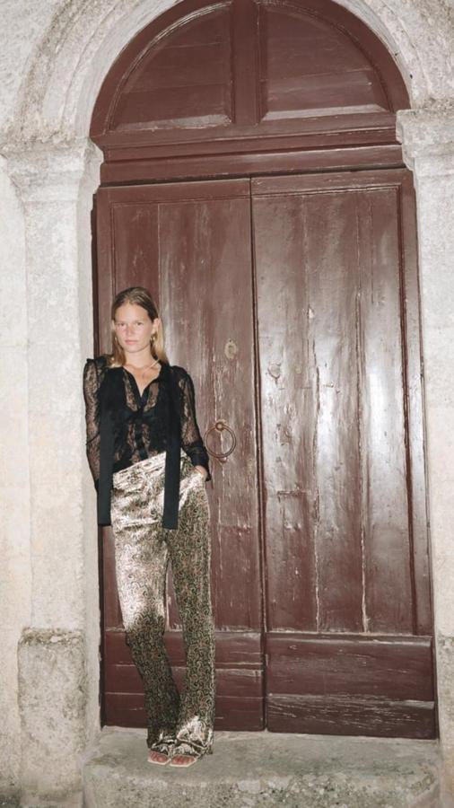 Pantalón largo de terciopelo estampado de tiro alto y pernera recta (29,95 euros).