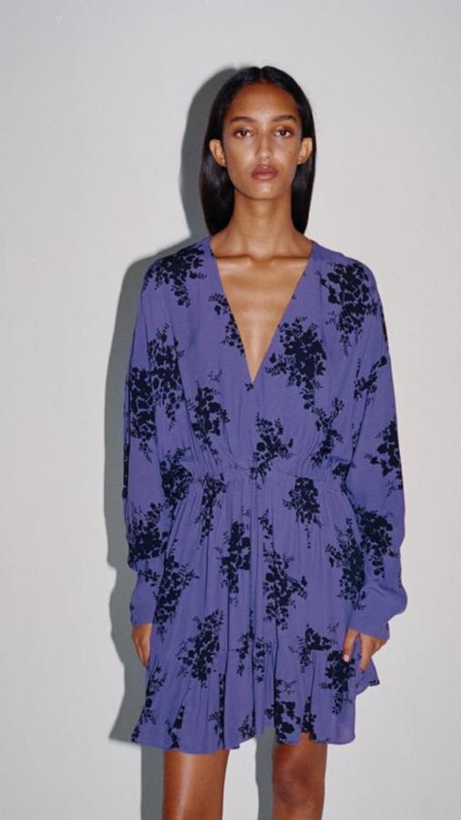 Vestido corto morado con manga amplia y estampado floral en negro (39,95 euros).
