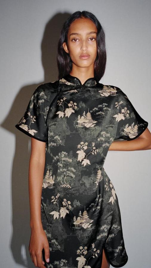 Vestido mini en color negro con cierre de alamares en cuello subido y manga corta (39,95 euros).