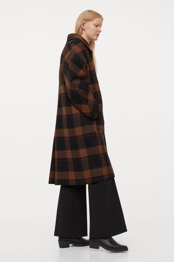 En color marrón con cuadros negros, este abrigo entallado en mezcla de lana afieltrada suave es de H&M y viene con solapas de muesca y cierre de botones. Con bolsillos en las costuras laterales y abertura detrás, cuesta 149 euros y está disponible entre las tallas 32 y 50.