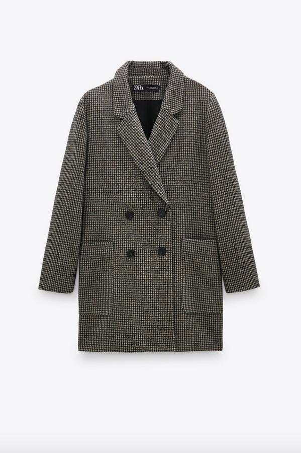 Confeccionado con tejido en mezcla de algodón, este abrigo de Zara en gris y color tostado viene con bolsillos delanteros de plastrón y cierre frontal cruzado con botones y estampado de pata de gallo. Tiene un precio de 59,95 euros y estará disponible entre las tallas XS y XXL.