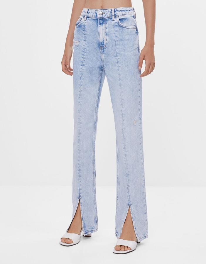 Confeccionado con al menos un 15% de algodón reciclado, estos jeans de Bershka en azul lavado vienen con perneras rectas acabadas en bajos abiertos en el frontal. Un diseño que se lleva mucho esta temporada y que tiene un precio de 29,99 euros. Está disponible entre las tallas 32 y 40.