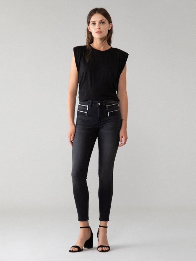 De corte skinny, en color negro y con cierre de botón y cremallera metálica, estos vaqueros de Lefties vienen con bolsillos de cremalleras dobles en ambas piernas. Una propuesta diferente para una prenda que cuesta 17,99 euros y podemos encontrar entre las tallas 34 y 44.