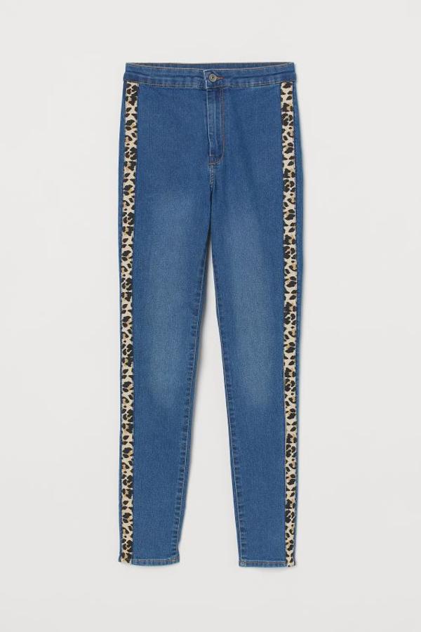 En sarga elástica lavada y azul denim, estos vaqueros de H&M con talle alto con cierre de cremallera y botón vienen con banda con estampado de leopardo en los laterales de cada pernera, que tienen diseño extraajustado. Cuestan 24,99 euros y están disponibles únicamente en las tallas 36, 38 y 40.