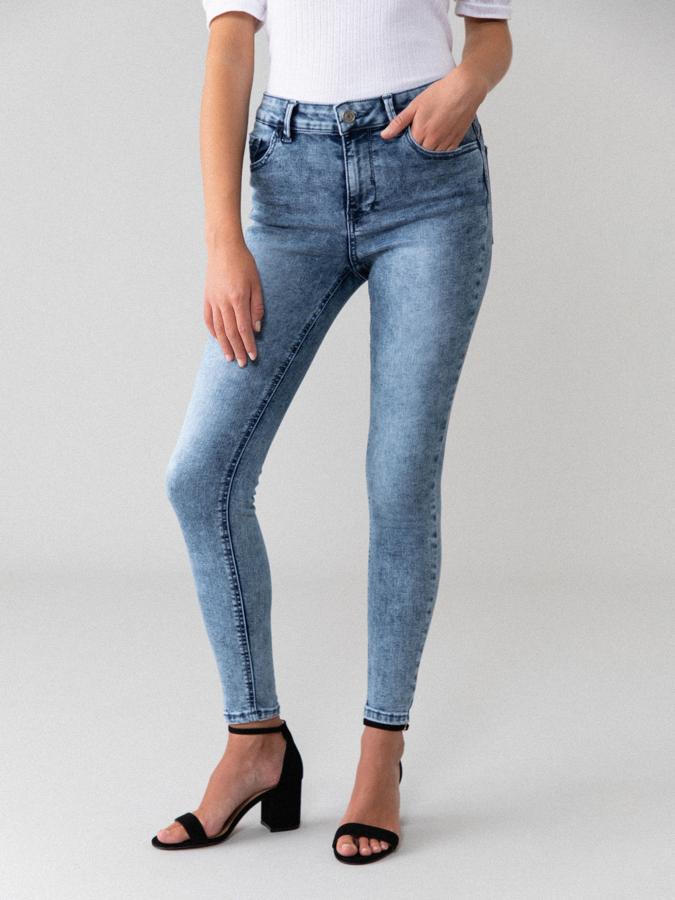 De estos vaqueros elásticos de tiro medio de Lefties lo que nos ha conquistado ha sido su color, un azul marino delavado que ni es azul ni es vaquero. Con cierre delantero con cremallera y botón metálico, diseño push up y cinco bolsillos, cuesta 15,99 euros y está disponible entre las tallas 38 y 44.