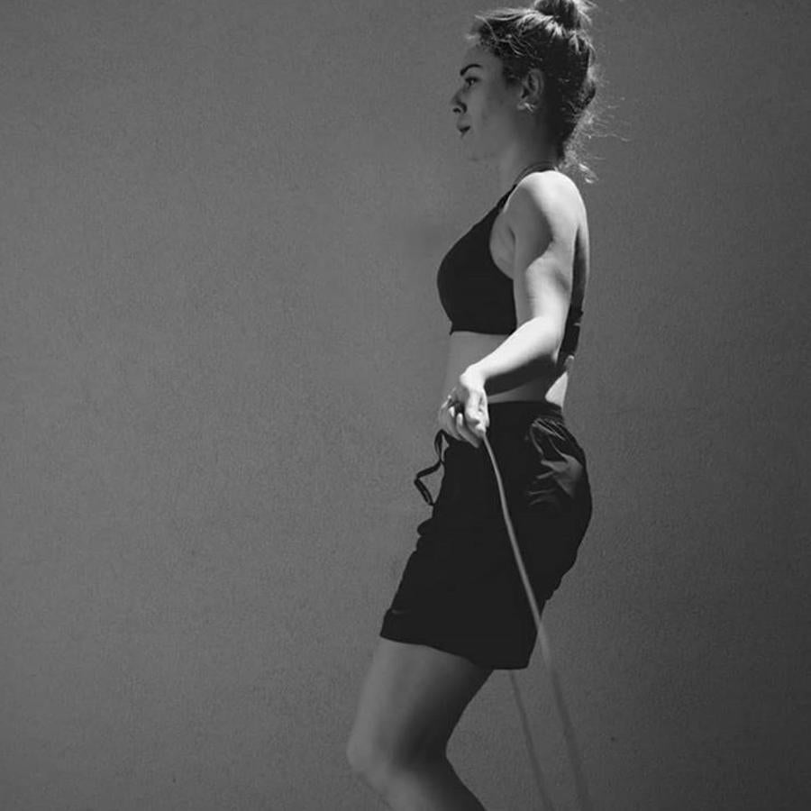 Fue durante la cuarentena cuando más pudimos ver a Blanca en acción. Aunque reconoce ser poco amiga de ejercicio físico, la actriz se cuida todo lo que puede. Para ello, tiene a su lado a Crys Dyaz, una de las entrenadoras personales preferidas por los famosos (también entrena a Alexandra Pereira y a Laura Escanes). La experta ha creado una dura y completa rutina para la actriz que incluye tanto cardio como ejercicios de tonificación de brazos, piernas, glúteo y abdomen. ¡Para acabar agotada!