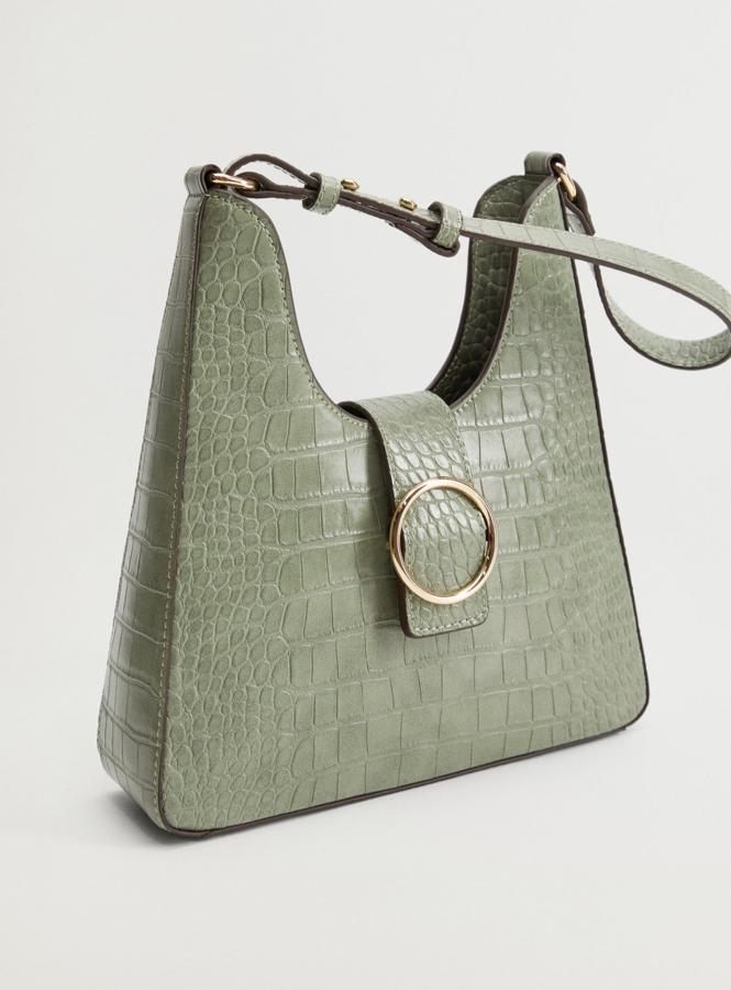 De efecto cocodrilo en color verde, este bolso con asa corta y bolsillo interior cuenta con cierre mediante imán. Es de Mango y tiene un precio de 25,99 euros.