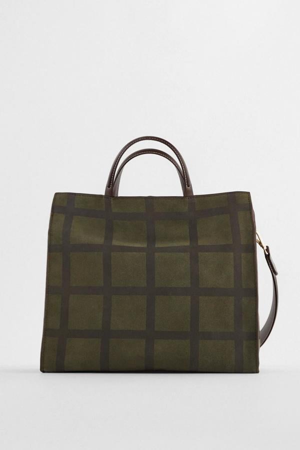 Este bolso formado shopper en color verde con cuerpo de piel con estampado de cuadro cuenta tanto con asas de mano como con asa de hombro extraíble. Es de Zara y tiene un precio de 59,95 euros.