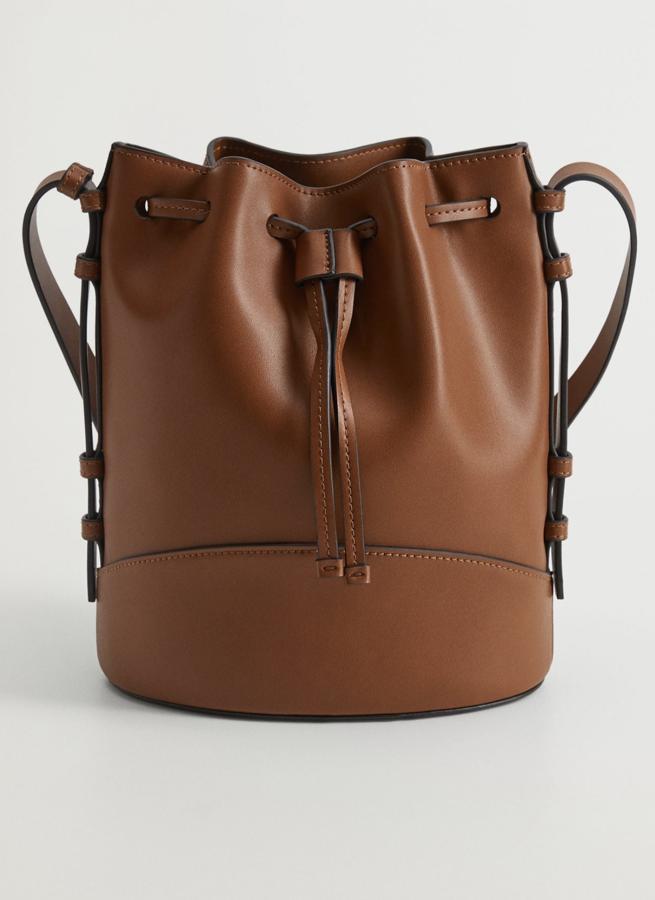 Este bolso tipo saco en color cuero cuenta con asa larga ajustable y cierre de cordón. Con costuras decorativas, es de Mango y tiene un precio de 25,99 euros.