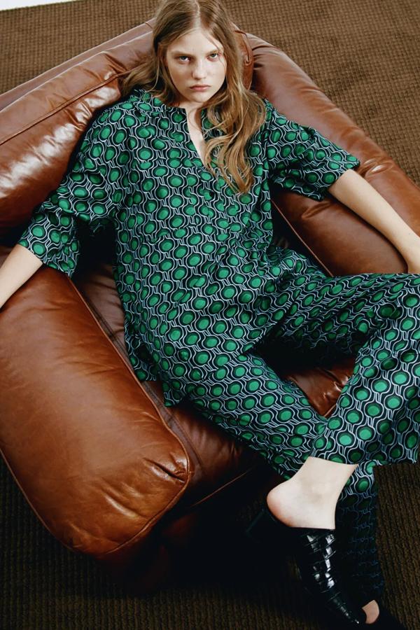 Con estampado en negro y verde, este conjunto de edición limitada está formado por camisa (29,95 euros) fluida de manga corta y pantalón (29,95 euros) de tiro alto con cintura elástica con cordones a juego.