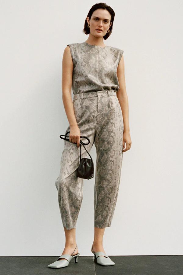 En color crema con estampado animal encontramos este conjunto, formado por cuerpo (19,95 euros) de cuello redondo y manga sisa con hombros marcados y pantalón (29,95 euros) slouchy de tiro alto con bolsillos.